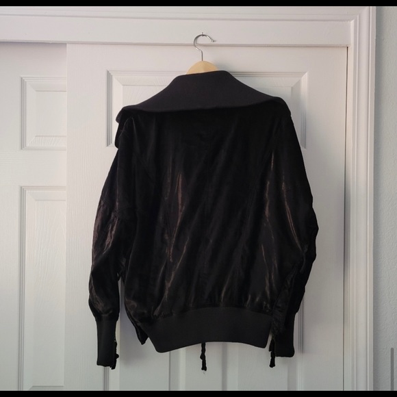 Super soft velvet jacket with versatile zippers. - Picture 5 of 11